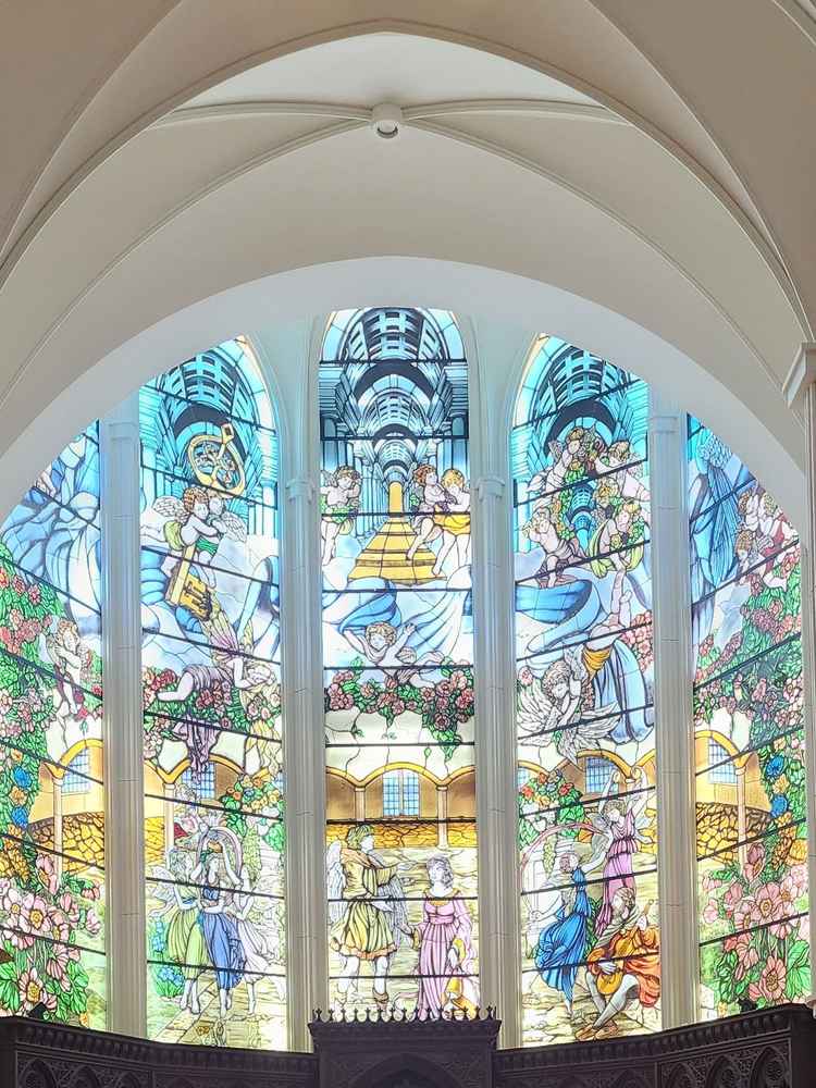 チャペルの大きなステンドグラス