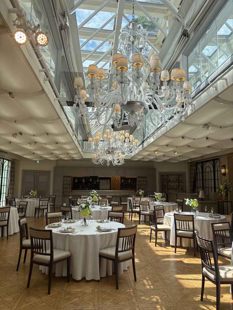 披露宴会場は天井がガラスになっており、ちょうどよく自然光が入りとても綺麗でした。