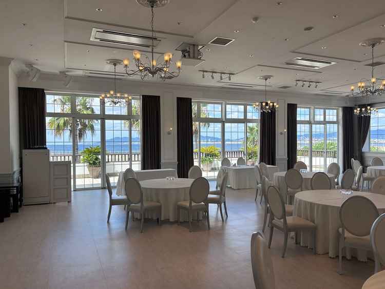 披露宴の人数に合わせて、多数の会場があり、晴れていれば明石海峡大橋まで見れるので景色がいいです