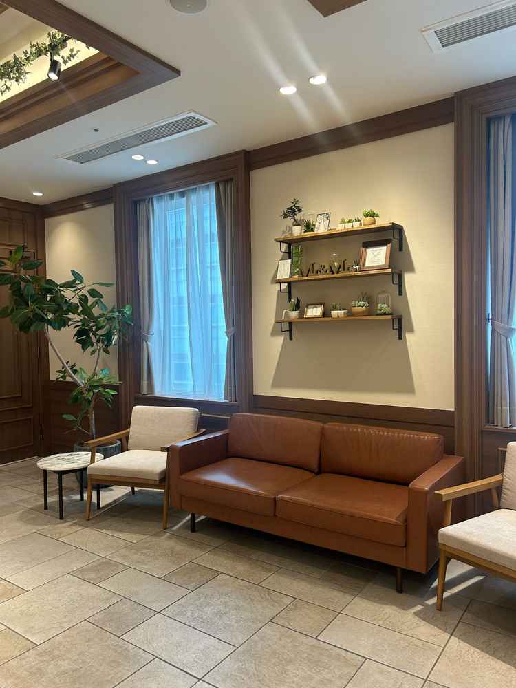 披露宴会場1つめ（エントランス）→ナチュラルで落ち着く空間でした。あたたかみのある印象です。