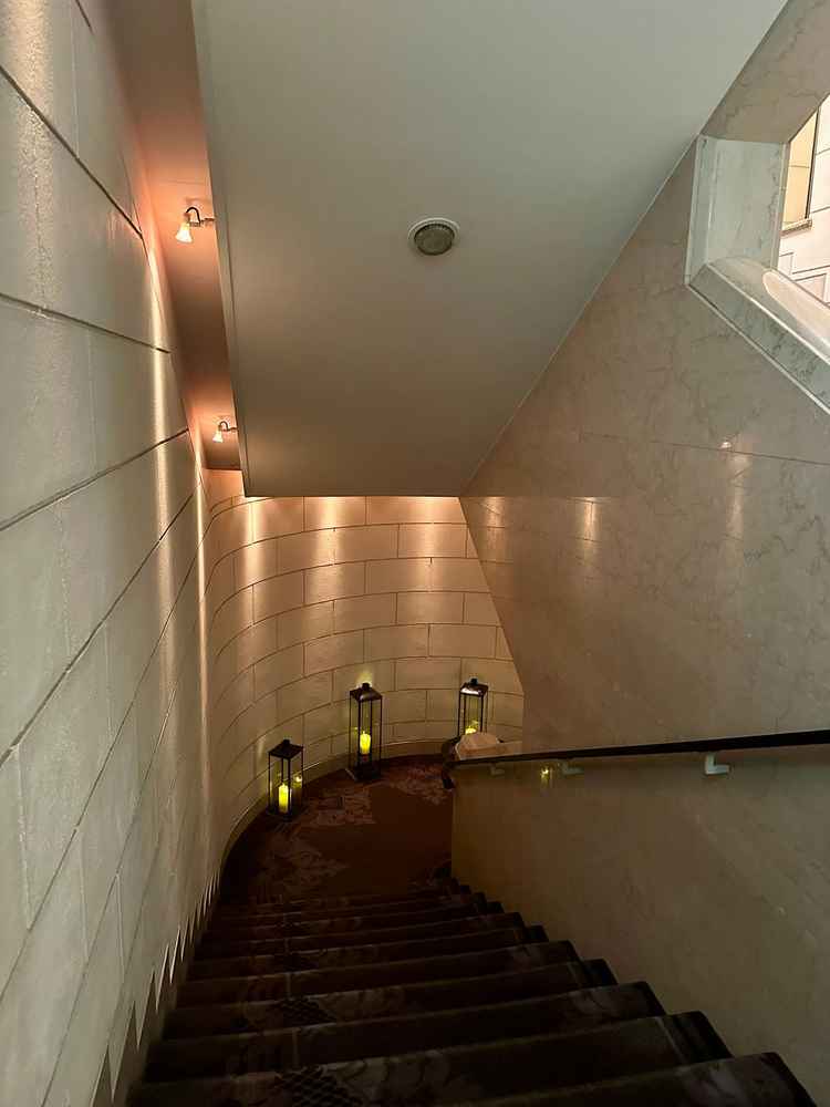 クラシックな階段があり、フォトジェニックな撮影スポットとして人気があるようです。