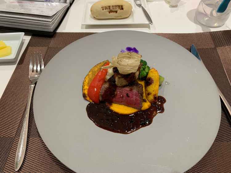 お肉料理。お肉がとても柔らかくて美味しかったです。子どもも食べられるくらい柔らかかったです。