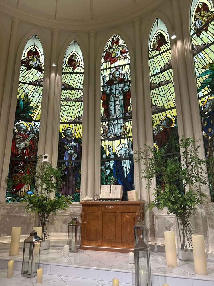 本場ヨーロッパから取り寄せたというアンティークのステンドグラスが圧巻です。