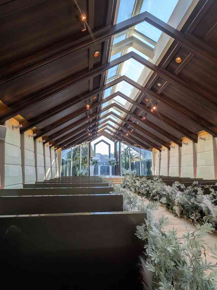 自然光が入るチャペル。天井から光が差し込むつくり、後ろに滝が流れていることがとても印象的。