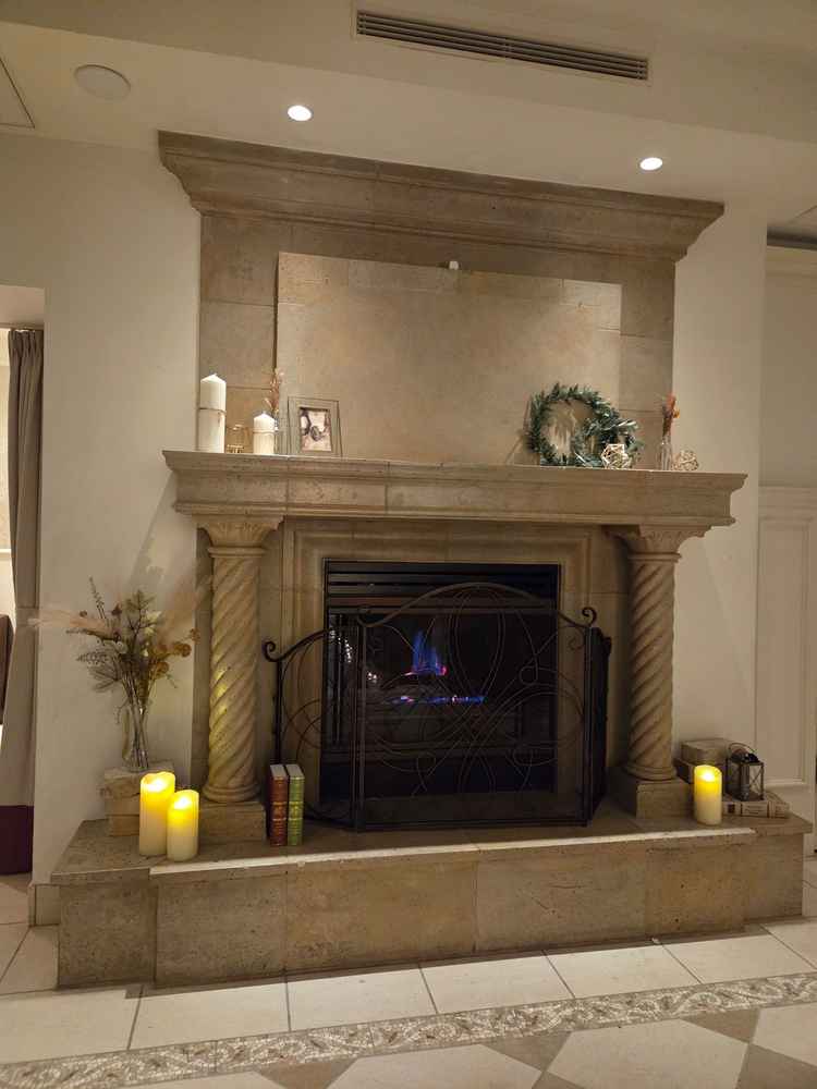 チャペルの入口に暖炉があります。