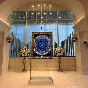 青基調のステンドグラスや、ラピスラズリなどとても美しく、初めて入った時に感動しました。