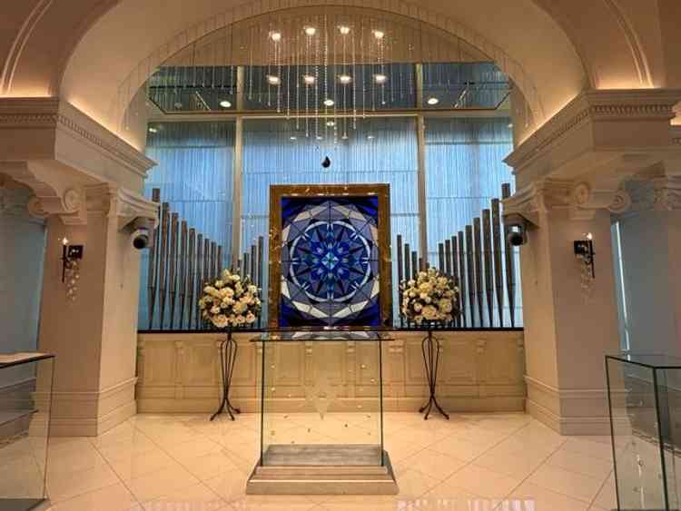 青基調のステンドグラスや、ラピスラズリなどとても美しく、初めて入った時に感動しました。