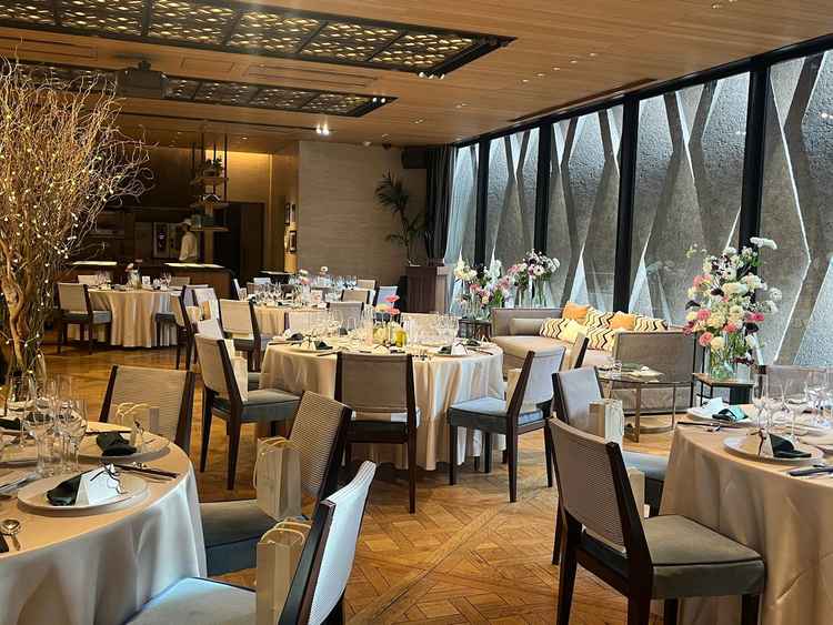 外壁が見える窓の披露宴会場でした。