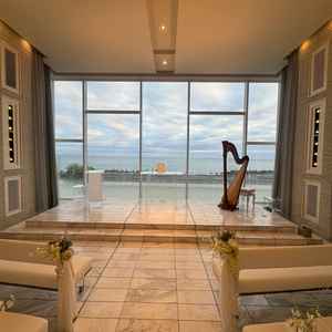 大きな窓から海が一望でき、自然光が差し込む開放感のあるチャペルでした。