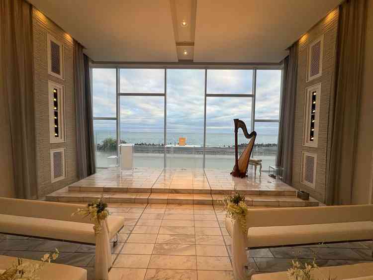 大きな窓から海が一望でき、自然光が差し込む開放感のあるチャペルでした。