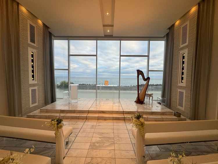 大きな窓から海が一望でき、自然光が差し込む開放感のあるチャペルでした。