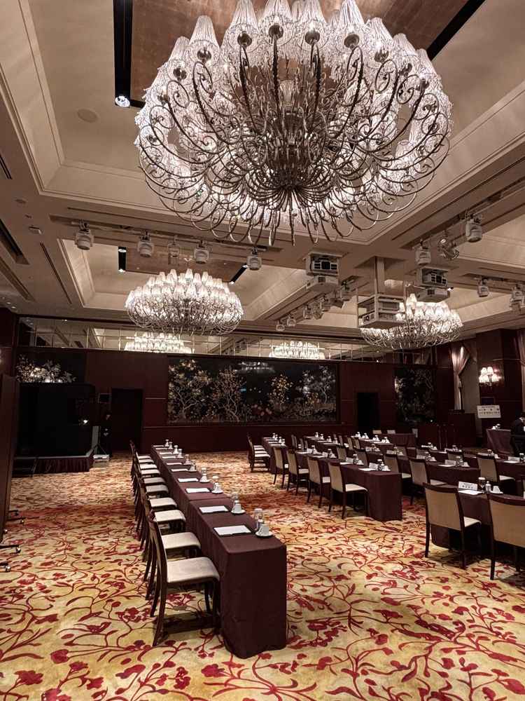 披露宴会場。とにかくシャンデリアが多くラグジュアリーな雰囲気