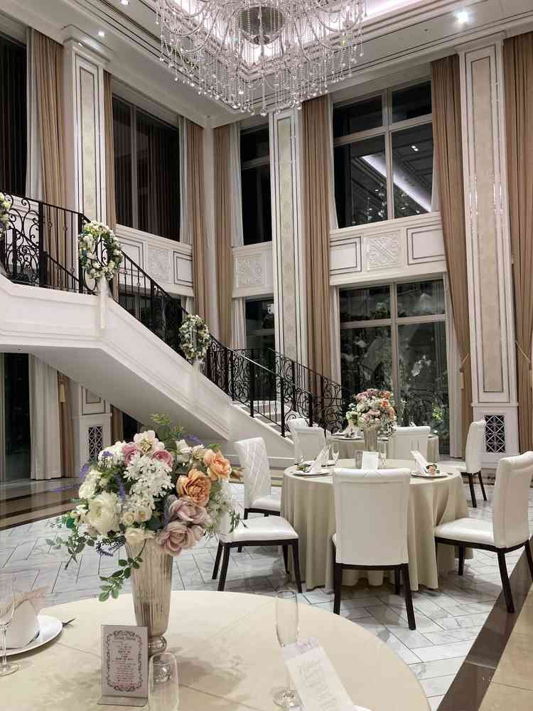 披露宴会場。天井が高く開放感がありました。