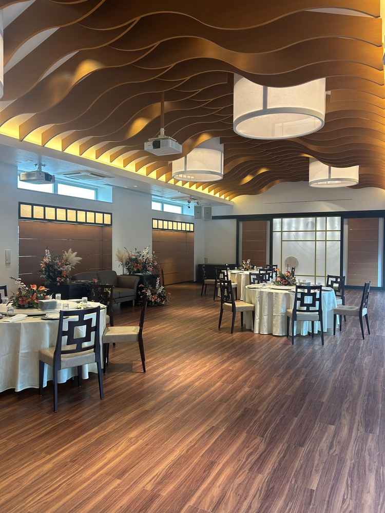 披露宴会場は広々としていて、ドレスにも和装にも合う雰囲気だと感じました。