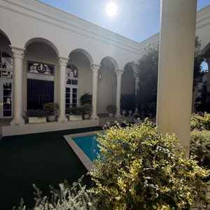 中心にガーデンがあり、式場の門をくぐれば傘いらずのロケーション。