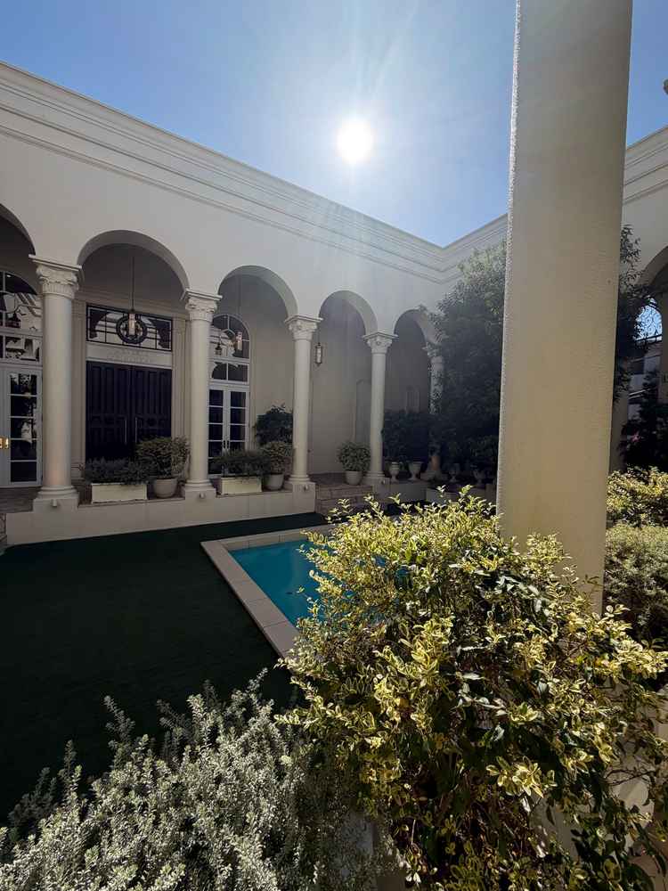 中心にガーデンがあり、式場の門をくぐれば傘いらずのロケーション。