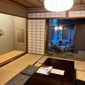 新郎新婦の控え室で、当日はこちらで着付けもしてもらえるとのことです。奥には茶室があります。