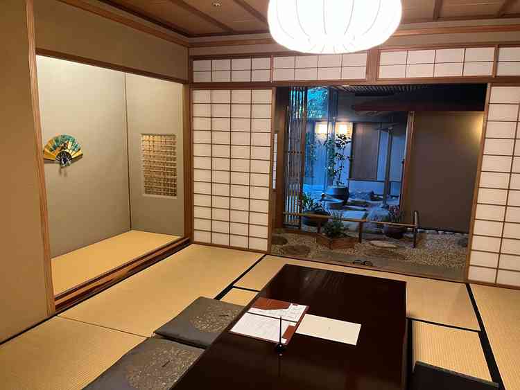 新郎新婦の控え室で、当日はこちらで着付けもしてもらえるとのことです。奥には茶室があります。