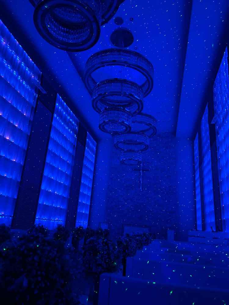 星空演出もできるよう。照明などで挙式中の雰囲気が変えられる点はいいと思った。