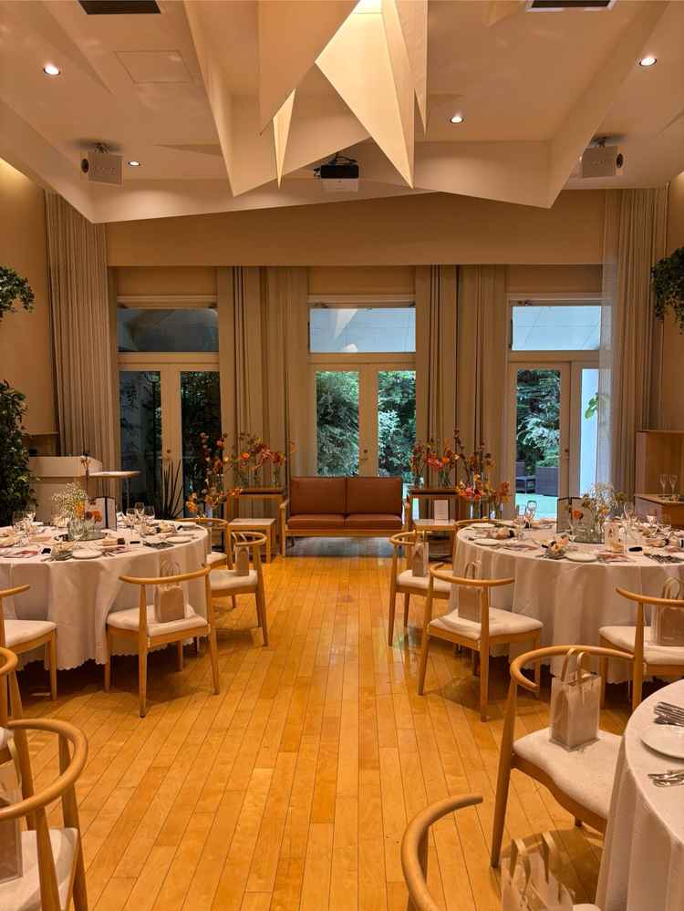 披露宴会場の様子です。チャペルのすぐ隣にあり、三十人ほどが余裕を持って入れそうでした。