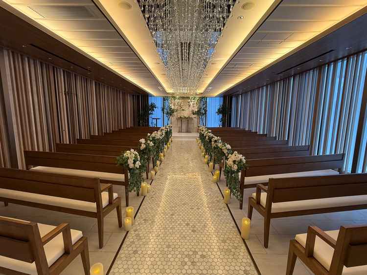 チャペルは木目調でとても綺麗でした。光の入り方もちょうど良くて、天候に左右されません。