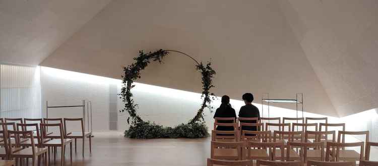 チャペルに、円の装飾を足したセッティングでした。