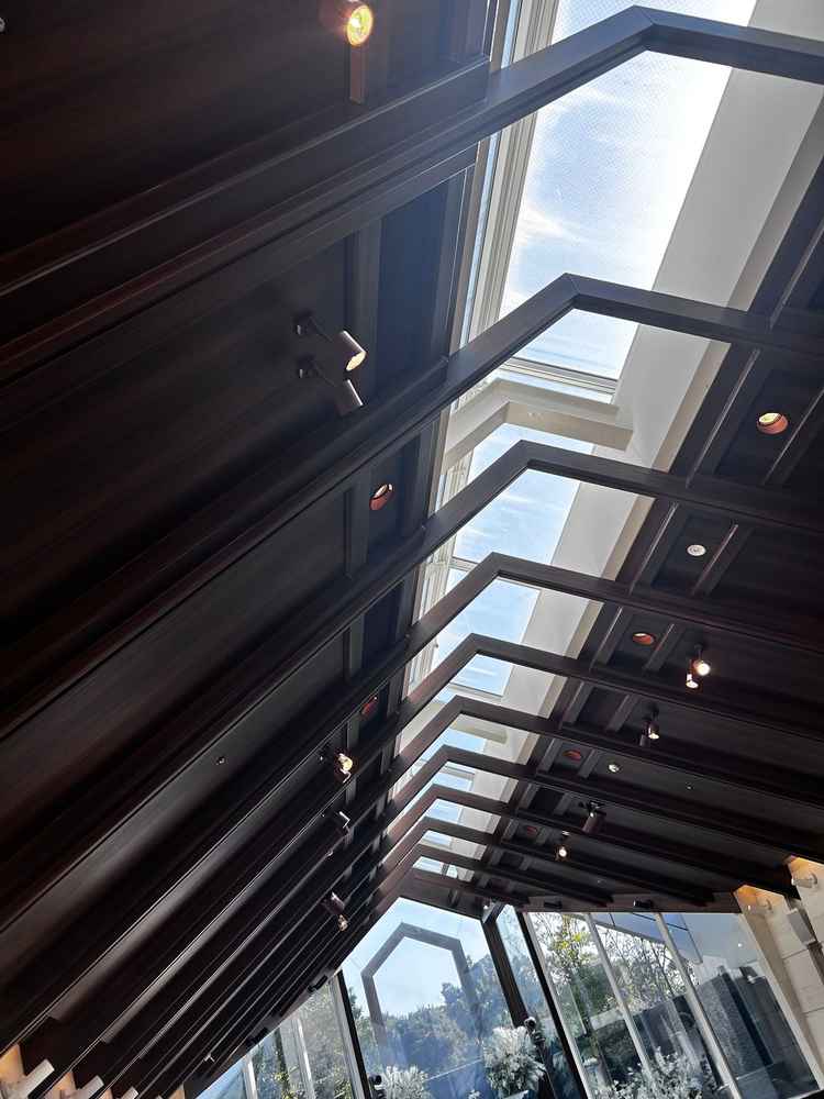 挙式会場の一つ。天窓から自然光が降り注ぐので、とても開放的な雰囲気の中で挙式を行えそうでした。