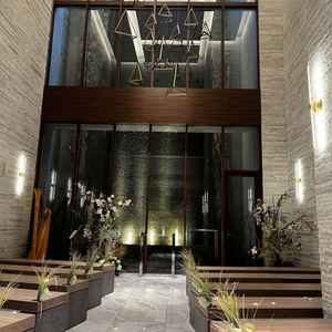 高い天井が開放的で、綺麗なチャペルでした！フラワーシャワーの演出も見せていただきイメージがつきました