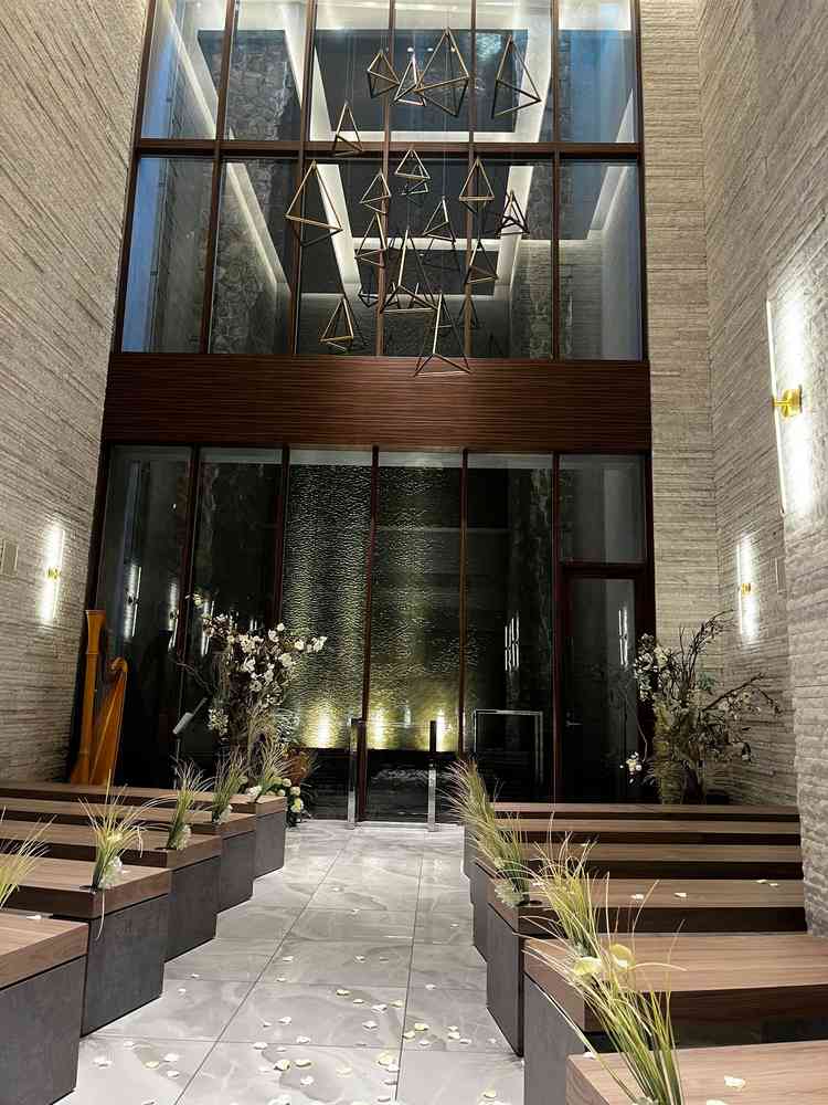 高い天井が開放的で、綺麗なチャペルでした！フラワーシャワーの演出も見せていただきイメージがつきました