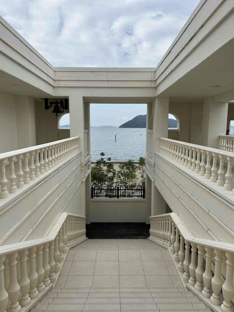 海の見える大階段。挙式を終えてアフターセレモニーでここでフラワーシャワーを受ける場所。