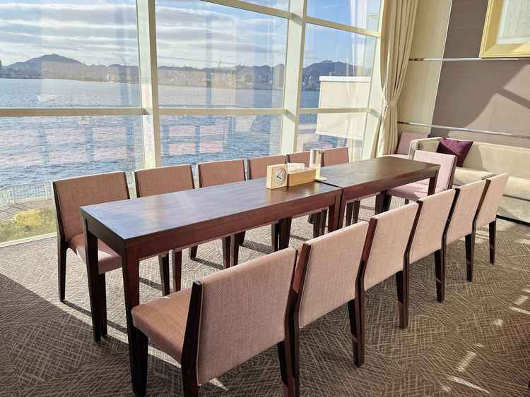 親族専用の控室もオーシャンビューを堪能できる素敵なプライベート空間。