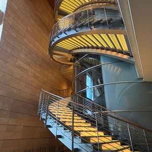 大きな螺旋状の廊下がロビーにあり、写真スポットとしても良さそうでした。これほど大きな階段はあまりどこ