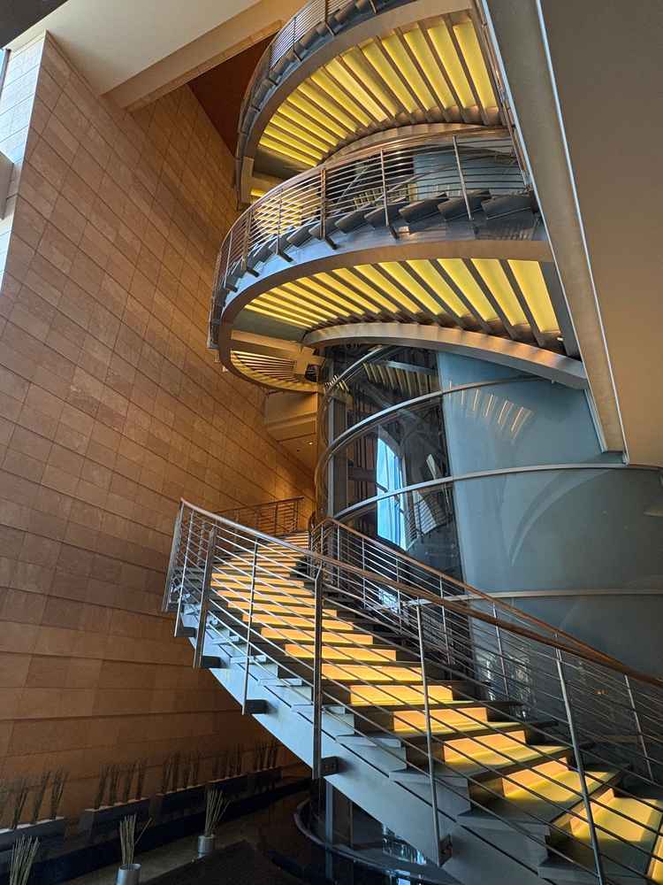 大きな螺旋状の廊下がロビーにあり、写真スポットとしても良さそうでした。これほど大きな階段はあまりどこ