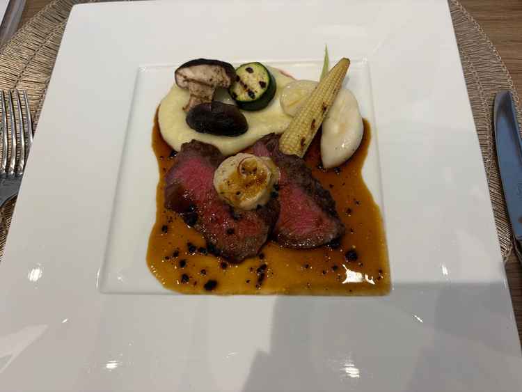メインの料理の写真。イチボという部位を使ったステーキ。トリュフソースがとても美味しかったです。・