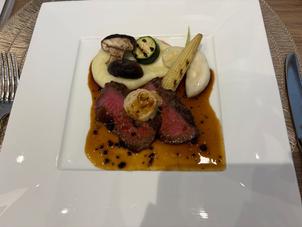 メインの料理の写真。イチボという部位を使ったステーキ。トリュフソースがとても美味しかったです。・