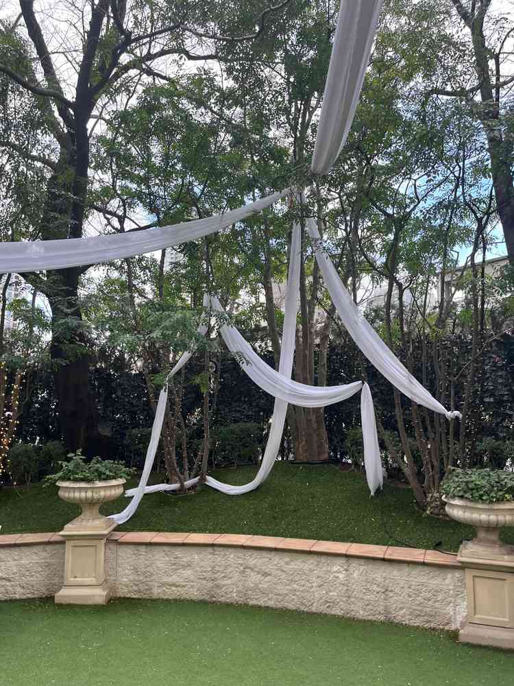 ガーデン挙式の広場の写真。写真撮影当日は、ガーデン挙式を開催していなかったが、イメージ持てた。