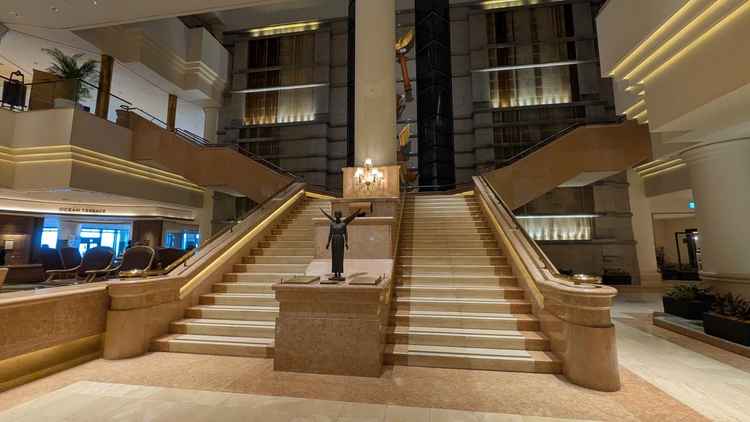 1Fロビーの大階段。式中の移動時にここでドレスの写真を撮ることが可能。親族写真をここで撮る人もいた。