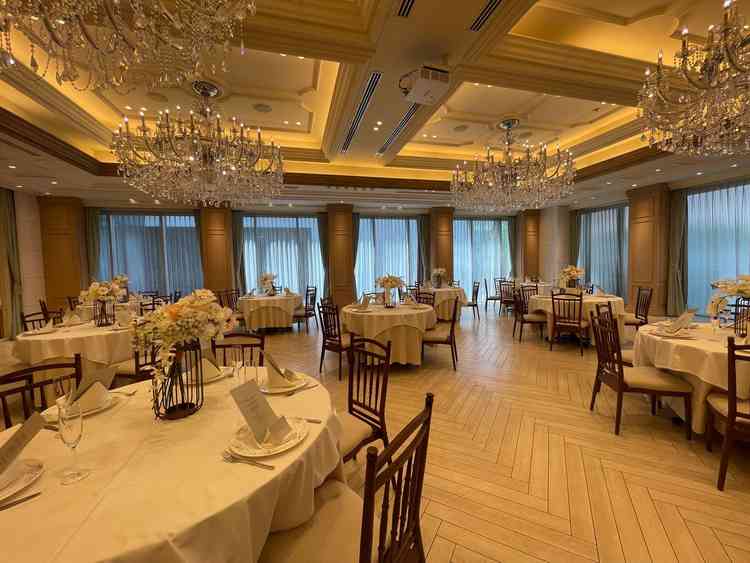 披露宴会場「ドルチェクリスタル」です。パステルカラーが全体的に合う印象の会場でした。