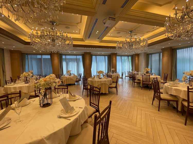 披露宴会場「ドルチェクリスタル」です。パステルカラーが全体的に合う印象の会場でした。