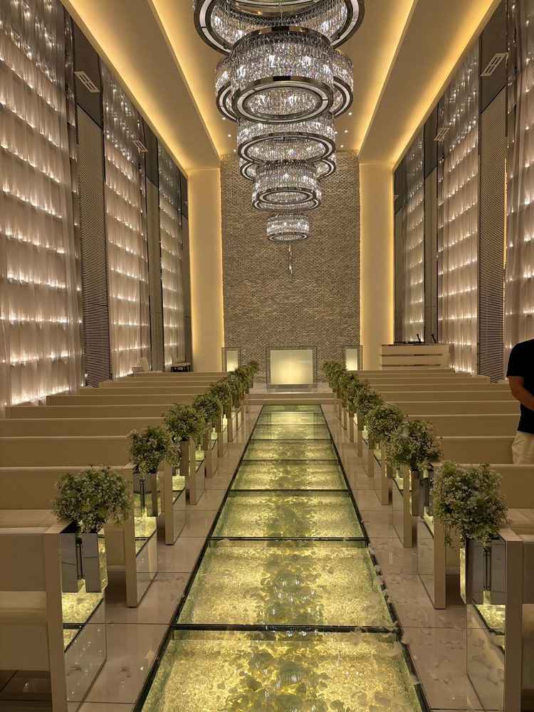 上から白い羽が降ってくる演出や星空のような光の演出がありゲストがワクワク目で見て楽しめるチャペル