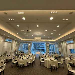 披露宴会場。新郎新婦席の後ろからは街の木が見えていて、夏と冬で違った景色になります。