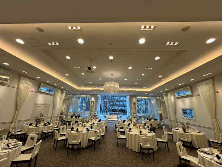 披露宴会場。新郎新婦席の後ろからは街の木が見えていて、夏と冬で違った景色になります。