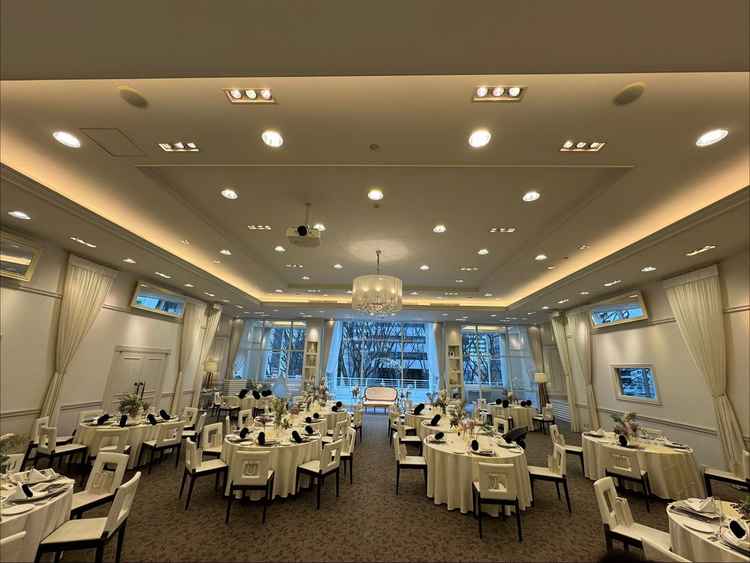 披露宴会場。新郎新婦席の後ろからは街の木が見えていて、夏と冬で違った景色になります。