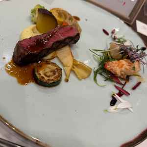 お肉が柔らかく、おいしかった。えびもぷりぷりだった。お箸で食べられるフレンチ。