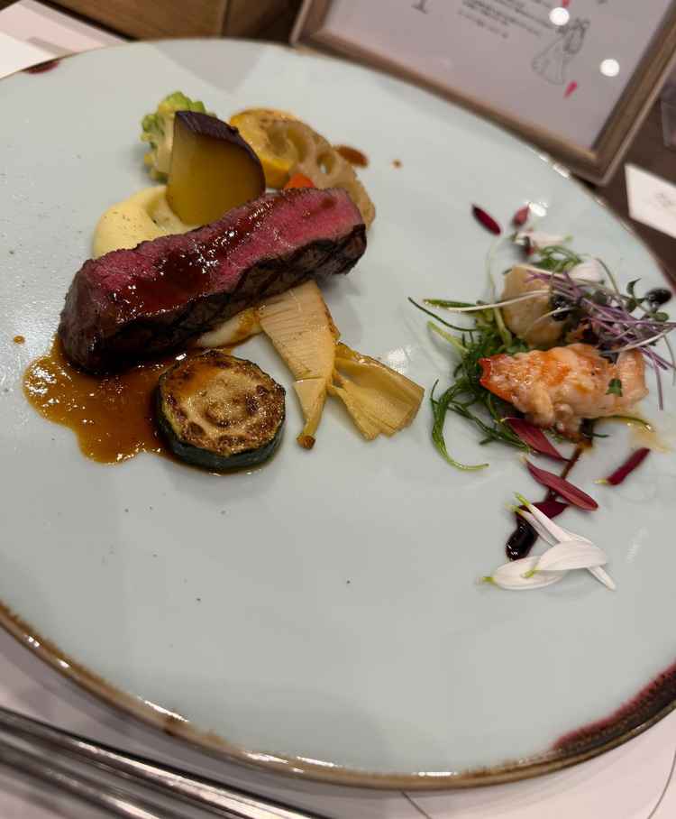 お肉が柔らかく、おいしかった。えびもぷりぷりだった。お箸で食べられるフレンチ。