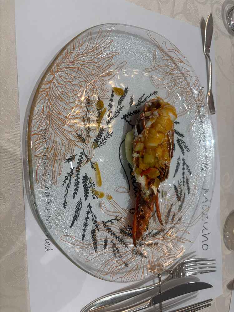 料理の写真。伊勢海老。和風の味付けと、洋風の味付けを選ぶことができ、どちらの味も美味しかった。