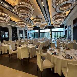 披露宴会場はシンプルで、お花やテーブルクロスの色によってガラリと雰囲気を変えることができるようでした