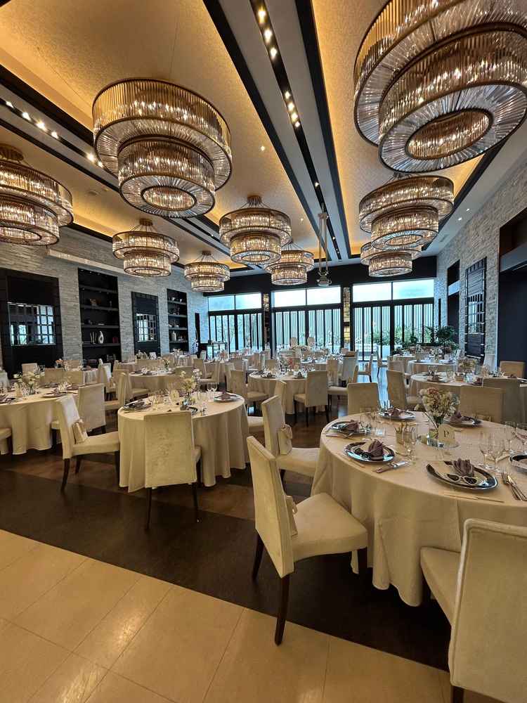 披露宴会場はシンプルで、お花やテーブルクロスの色によってガラリと雰囲気を変えることができるようでした