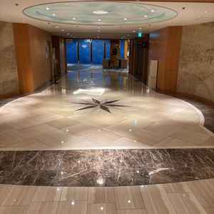 挙式会場のあるフロアで撮った写真です。ホテル全体を通して広々していて好印象でした。