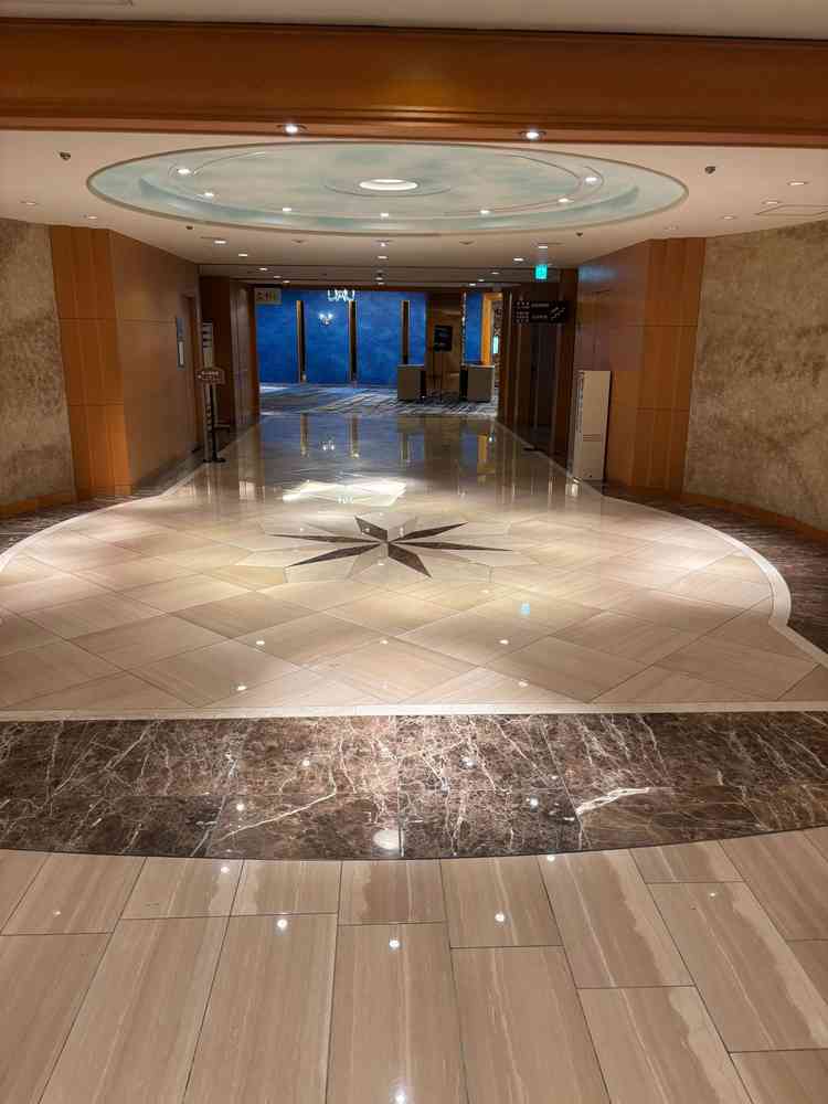挙式会場のあるフロアで撮った写真です。ホテル全体を通して広々していて好印象でした。